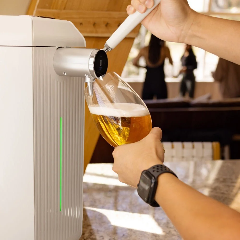 Creamy white iGulu F1 pouring a glass of beer at home